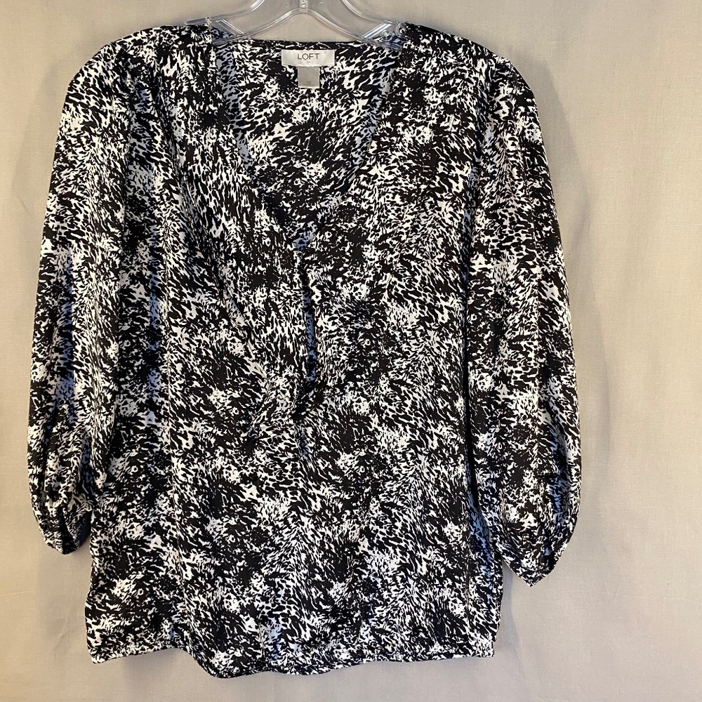 LOFT Long Sleeve Blouse with V-Neck, Black & White color - Size XS